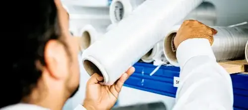 Verpackungsmaterialen Vogel Verpackungen Experte für Verpackungsmaterialien Sascha Vogel prüft die Stretchfolien.