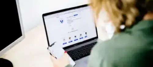 Service Vogel Verpackungen Auf einem Laptop wird der Online-Auftritt von Vogel Verpackungen geprüft.